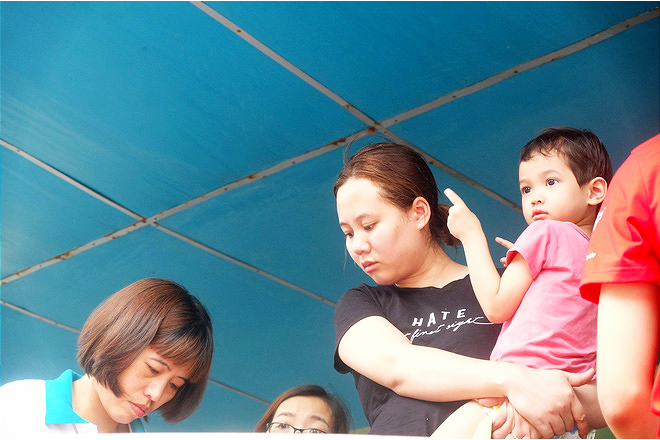 Đến hạn chót, người dân tá hỏa bế cả con nhỏ đi bổ sung thông tin, ảnh chân dung thuê bao